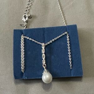 Avon Pearl Drop Gift Set Silvertone Neckace about 18"